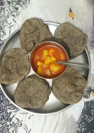 A picture of Bajre ki roti.