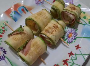 Una foto de Rulos de zucchini rellenos grillados