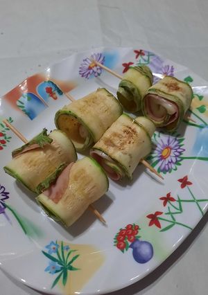 Una foto de Rulos de zucchini rellenos grillados