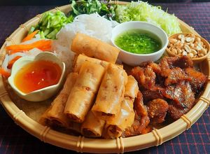 Hình của món Bún thịt nướng chả giò.