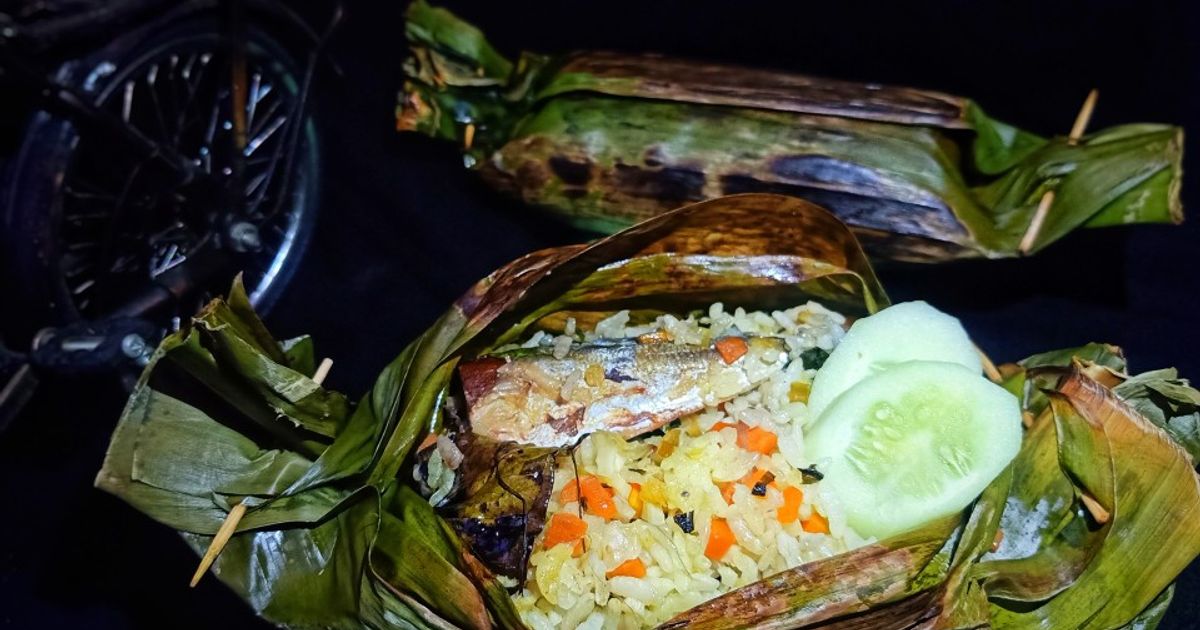 Nasi putih, pepes ikan peda, urap sayur, sambal, dan kerupuk