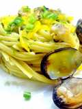 Linguine di semola di grano duro con vongole veraci, peperone giallo e peperoncinoverde