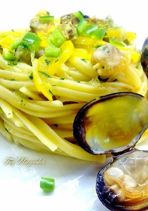 A picture of Linguine with Clams, Yellow Bell Pepper, and Green Chili.