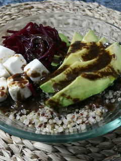 Una foto de Ensalada de quinoa, remolacha, aguacate y queso feta
