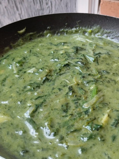 Una foto de Dip caliente de espinacas🌿y queso🧀crema🧇🥨🥯