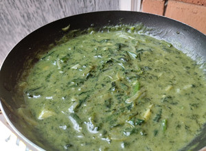 Una foto de Dip caliente de espinacas🌿y queso🧀crema🧇🥨🥯