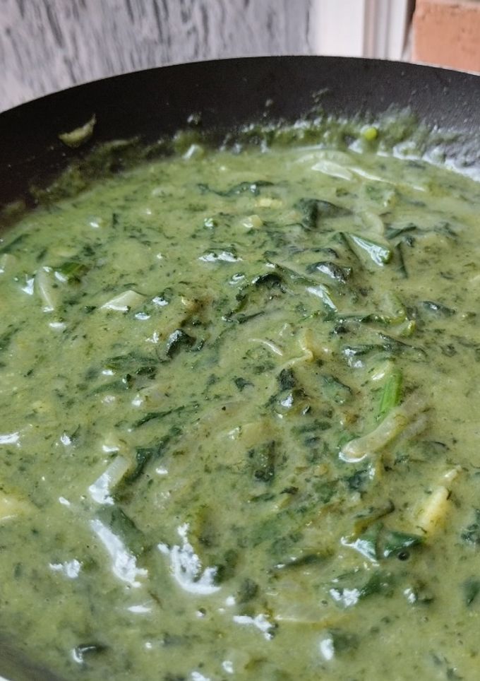 Una foto de Dip caliente de espinacas🌿y queso🧀crema🧇🥨🥯
