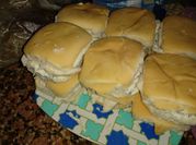 Una foto de sandwiches de pollo a la hierbas
