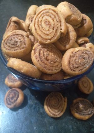 भाकरवाड़ी (पिन व्हिल) (bhakarwadi (Pin wheel) recipe in hindi) रेसिपी मुख्य फोटो