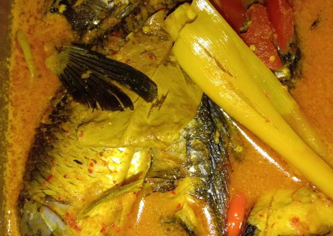 Bagaimana Membuat Ikan mas kuah kuning, Lezat