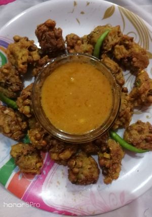 आलू चना की मिक्स पकौड़ा (Aloo chana ki mix pakoda recipe in Hindi) रेसिपी मुख्य फोटो
