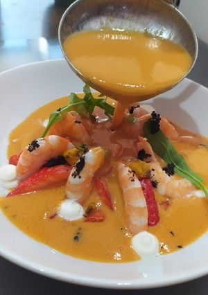 Una foto de Gazpacho de Fresas y Vainilla con Langostinos