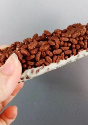 A picture of Cereal Bars with Puffed Rice and White Chocolate.