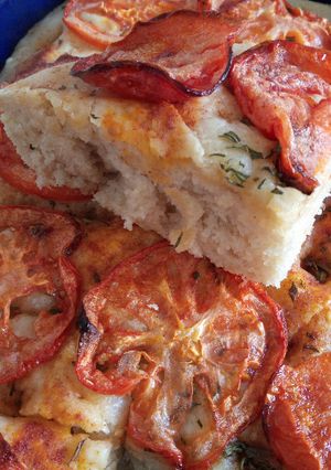 Una foto de Focaccia con Tomate y Romero