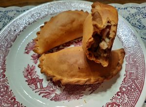 Una foto de Empanadas de pollo al curry (masa y relleno que te va a sorprender)