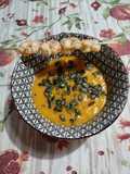 Vellutata di zucca, patate dolci & zenzero con gamberi speziati e semi di zucca