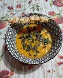 Vellutata di zucca, patate dolci & zenzero con gamberi speziati e semi di zucca