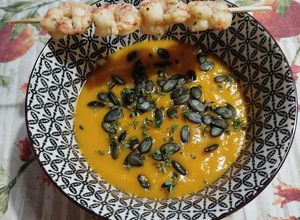 Foto di Vellutata di zucca, patate dolci & zenzero con gamberi speziati e semi di zucca