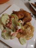 Hähnchen mit Kartoffelpüree und Gurken-Feta Salat