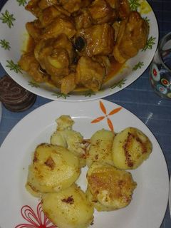 Una foto de Costillas a la naranja con patatas