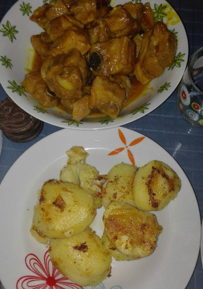 Una foto de Costillas a la naranja con patatas