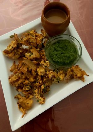 A picture of Onion Pakodas.