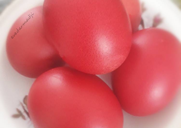 Bagaimana Menyiapkan Telur Merah Ulang Tahun yang Bisa Manjain Lidah