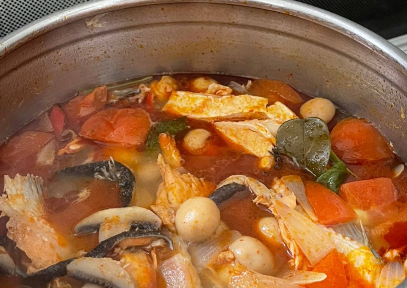 Tom yum udang dan tetelan salmon