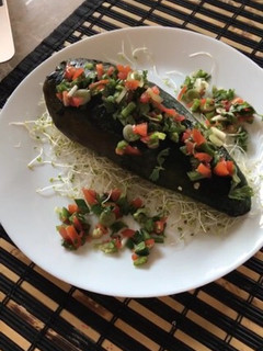 Una foto de Chile relleno de quinoa con espinaca y carne molida