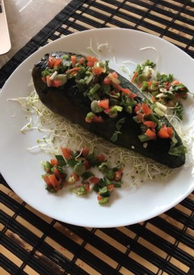 Una foto de Chile relleno de quinoa con espinaca y carne molida