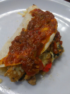 Una foto de Tacos de pollo con salsa picante