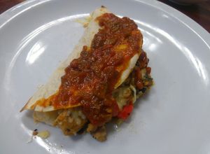 Una foto de Tacos de pollo con salsa picante