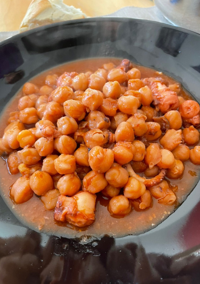 Una foto de Garbanzos con pulpo