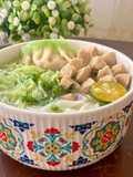 Bakso dengan mie hijau