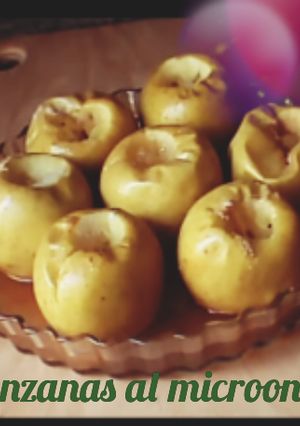 Una foto de Manzana en microondas con whisky y azúcar