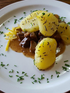Una foto de Carne al jugo con papas