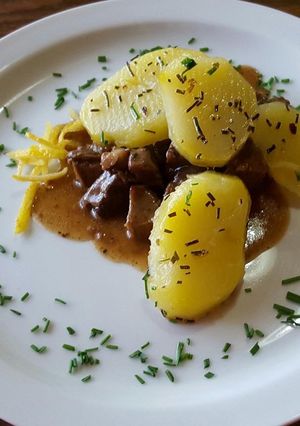 Una foto de Carne al jugo con papas