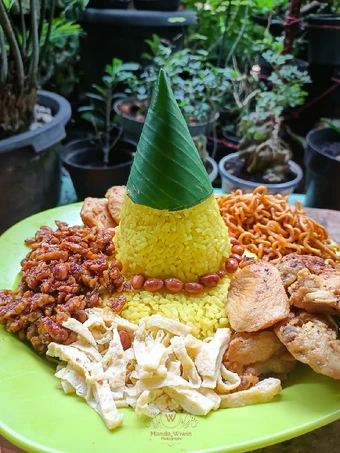 Langkah Gampang Membuat Resep  Tumpeng Nasi Kuning Kukus Sederhana yang Bisa Manjain Lidah, Enak