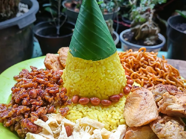 Langkah Gampang Membuat Resep  Tumpeng Nasi Kuning Kukus Sederhana yang Bisa Manjain Lidah, Enak