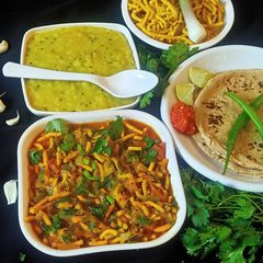 A picture of Spring onion sev curry.