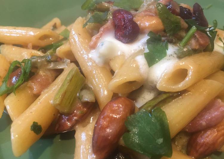 PENNE gorgonzola, asparagi, mix frutta secca e pancetta