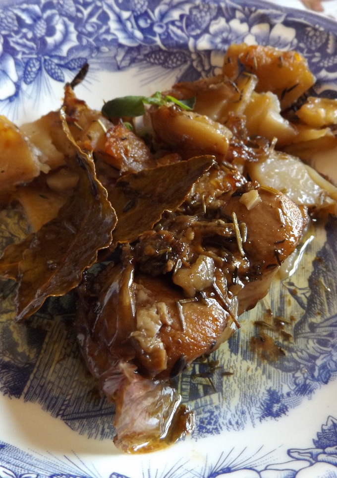Una foto de Conejo picante con patatas y cebolla al tomillo y romero