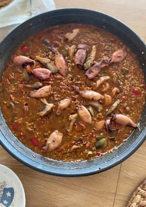 Una foto de Arroz meloso de sepia, calamares y jurel en salazón(opcional)