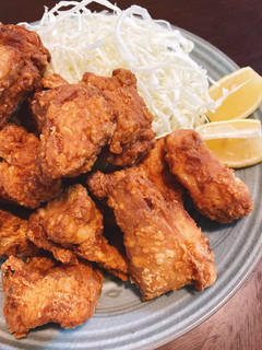 Una foto de El karaage~pollo frito estilo japonés~