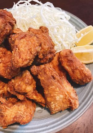 Una foto de El karaage~pollo frito estilo japonés~