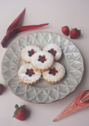 Foto resep Strawberry & Kecombrang Cookie Sandwich