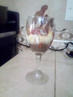 Una foto de Ensalada de fruta con crema de chocolate