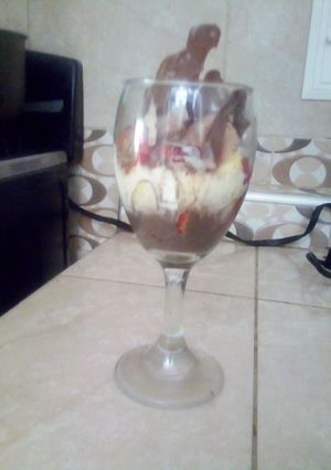 Una foto de Ensalada de fruta con crema de chocolate