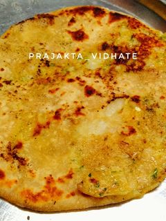 स्टफ आलू पराठा (Aloo paratha recipe in Marathi) रेसिपी चे मुख्य फोटो