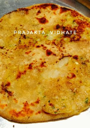 स्टफ आलू पराठा (Aloo paratha recipe in Marathi) रेसिपी चे मुख्य फोटो 